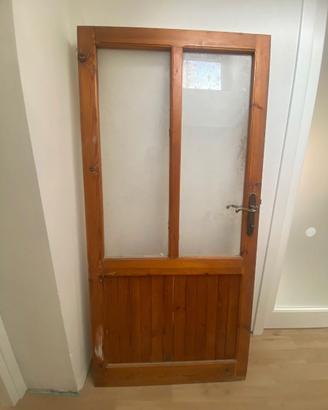 Porta in legno con vetro