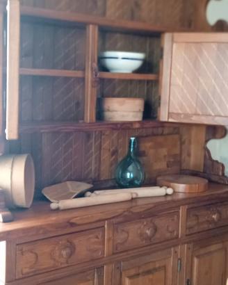 Credenza interamente in legno di pino massello.