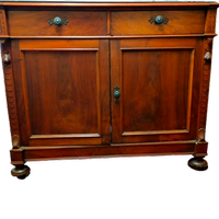Antica madia di grandi dimensioni.