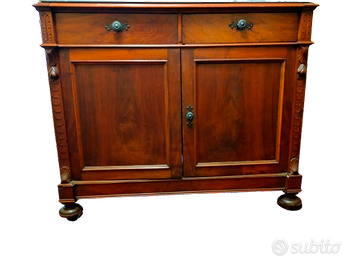 Antica madia di grandi dimensioni.