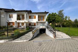 VILLA A SCHIERA A IVREA