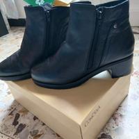 Stivaletti a tronchetto con cerniera laterale