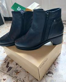 Stivaletti a tronchetto con cerniera laterale