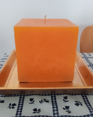 Grande candela profumata quadrata giallo arancio