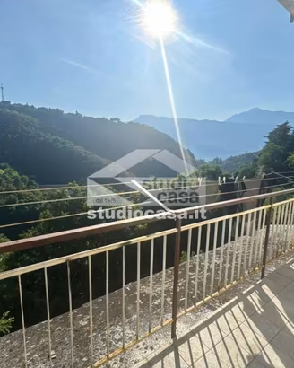 Appartamento di 130 m² con 5 locali e posto auto a