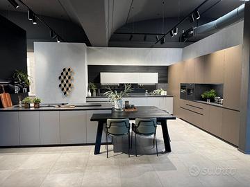 Cucina moderna con isola scontata di alto valore