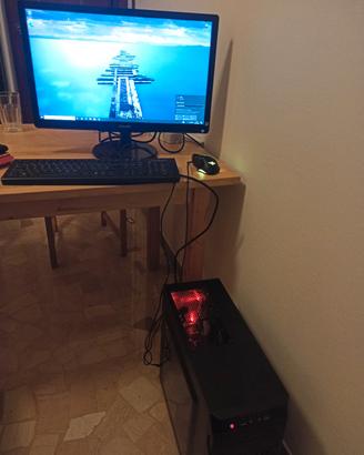Megaport gaming PC con Monitor e tastiera