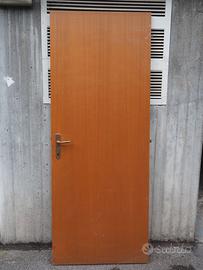 Porta di legno 211.5 per 82.5 (due pezzi)