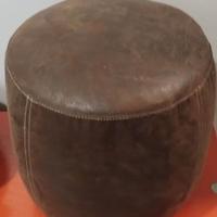 Puffo poggia piedi in cuoio