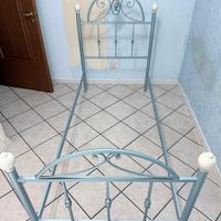 Letto singolo con rete(con tavole) più comodino