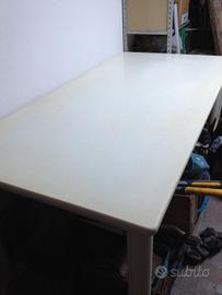 Tavolo di legno smaltato bianco