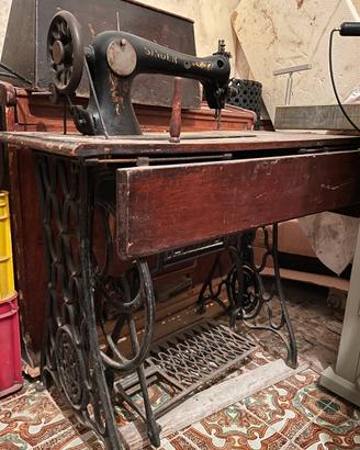Antica macchina per cucire Singer con banco