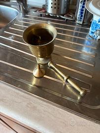 Mortaio con pestello e imbuto in ottone vintage