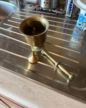 Mortaio con pestello e imbuto in ottone vintage