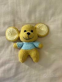 peluche all’uncinetto fatto a mano di un topolino