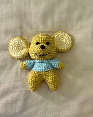 peluche all’uncinetto fatto a mano di un topolino