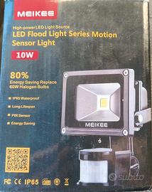 Faretto da esterno con sensore movimento.Elettrico