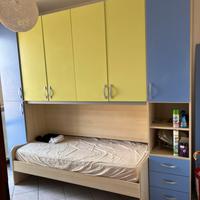 Cameretta a ponte con letto singolo