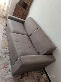 Divano letto con una macchia