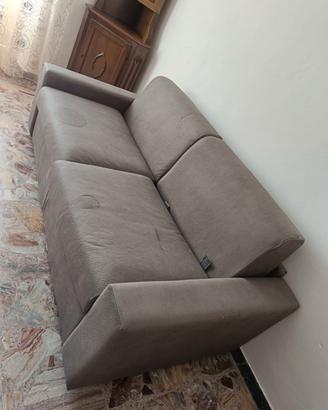 Divano letto con una macchia