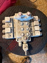 Distributore idraulico a comando elettrico 12 volt