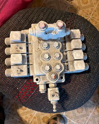 Distributore idraulico a comando elettrico 12 volt
