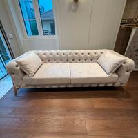 Divano stile Chesterfield moderno – mai usato