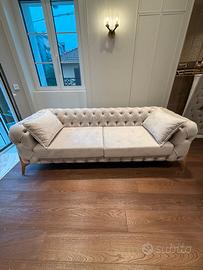 Divano stile Chesterfield moderno – mai usato