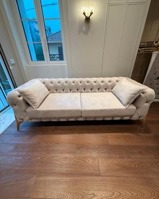 Divano stile Chesterfield moderno – mai usato