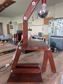 Lampada artigianale in legno realizzata a mano
