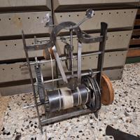 Antico girarrosto a peso per spiedo.