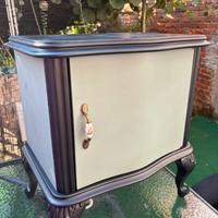 Mobiletto vintage classico restaurato