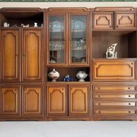 Mobile salone con vetrine