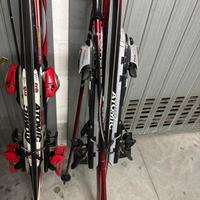 Due paia sci con bastoni