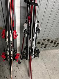 Due paia sci con bastoni