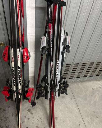 Due paia sci con bastoni