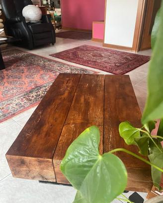 TAVOLINO CON TRAVI ANTICHE