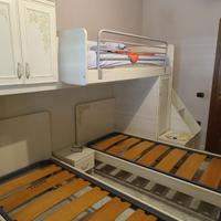 Cameretta tre letti con reti in doghe di faggio