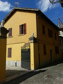 Villino in pieno centro con corte e posti auto