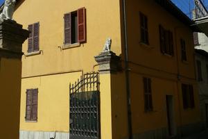 Villino in pieno centro con corte e posti auto