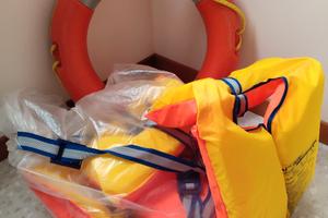 Salvagente anulare + 3 giubbotti di salvataggio