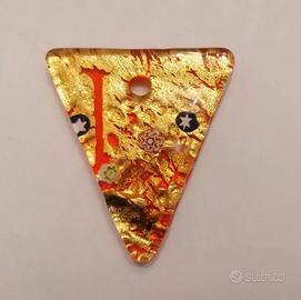 Ciondolo triangolare in vetro di Murano. 
Made In 