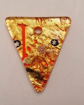 Ciondolo triangolare in vetro di Murano. 
Made In 