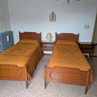 Coppia di letti singoli con comodini e specchio