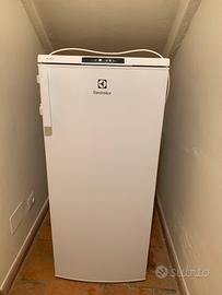 ELECTROLUX Congelatore verticale modello LUB1AF19W