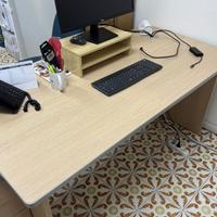 Scrivania con cassettiera