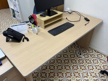 Scrivania con cassettiera