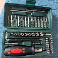 Set cacciaviti e chiavi a bussola