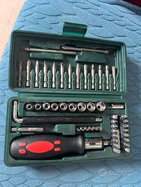 Set cacciaviti e chiavi a bussola