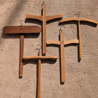 vecchi appendiabiti in legno